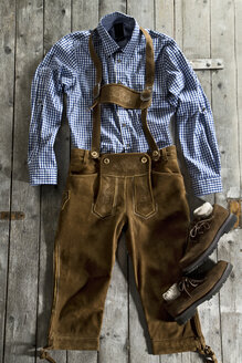 Leather trousers, traditional shirt and Haferlschuh, traditional Bavarian shoe - MAEF007387