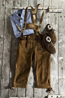 Leather trousers, traditional shirt and Haferlschuh, traditional Bavarian shoe - MAEF007386