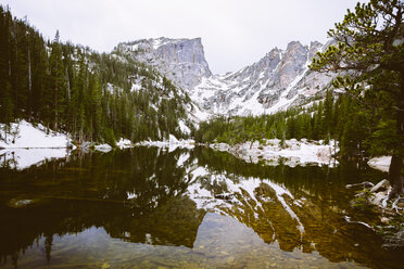 USA, Colorado, Estes Park, Smaragdsee, Rocky Mountain National Park - MBE000872