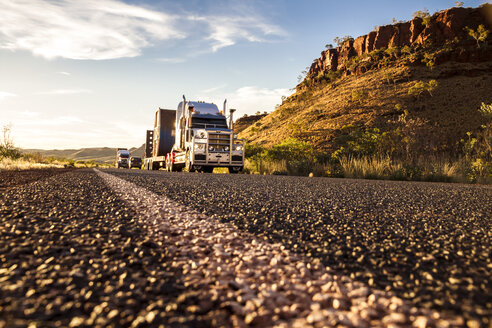 Australien, Australischer Lkw auf der Straße - MBEF000875