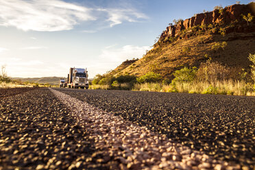 Australien, Australischer Lkw auf der Straße - MBEF000878