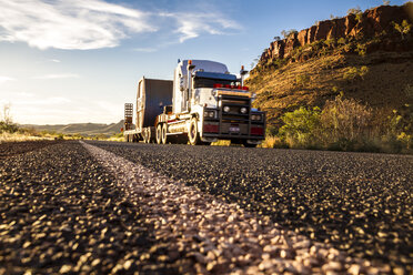 Australien, Australischer Lkw auf der Straße - MBE000877