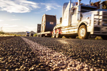 Australien, Australischer Lkw auf der Straße - MBE000876