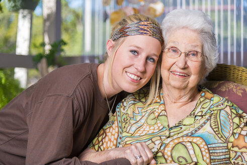 Ältere Frau und ihre Urenkelin Seite an Seite - ABAF001076