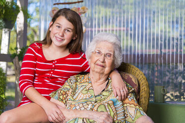 Ältere Frau und ihre Urenkelin Seite an Seite - ABAF001074