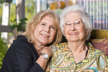 Ältere Frau und ihre Tochter Seite an Seite - ABAF001072