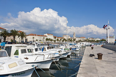 Kroatien, Split, Uferpromenade Riva am Hafen, im Hintergrund der Diokletianpalast - AM001288