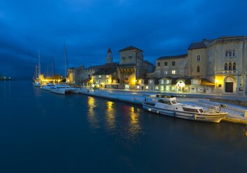 Kroatien, Trogir, Altstadt, Riva-Promenade und Palazzo - AM001297