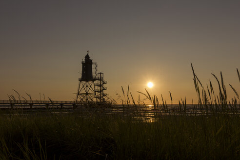 Deutschland, Niedersachsen, Dorum, Sonnenuntergang, Wattenmeer, Leuchtturm Obereversand - SJF000071