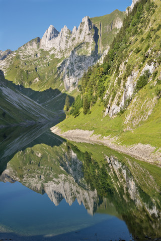 Schweiz, Appenzell, Alpstein, Fällensee mit Spiegelung von Hundstein, lizenzfreies Stockfoto