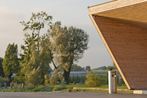 Schweiz, Thurgau, Holzgebäude und Mülleimer im Hafen von Altnau, lizenzfreies Stockfoto