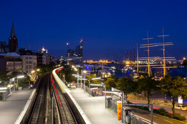 Deutschland, Hamburg, Schiffe auf der Elbe und fahrender Zug bei Nacht - NKF000041