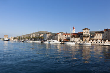 Kroatien, Dalmatien, Trogir, Blick auf die Altstadt - AMF001299