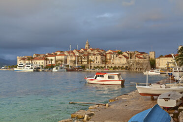 Kroatien, Dalmatien, Blick auf den Hafen von Korcula - AMF001278