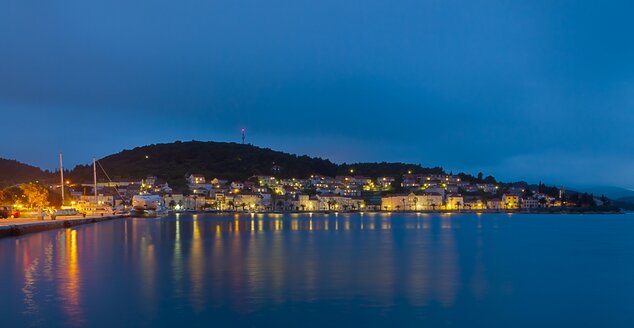 Kroatien, Dalmatien, Blick auf Korcula bei Nacht - AMF001276