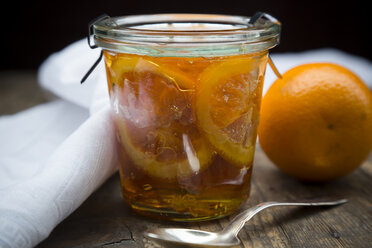 Glass of orange marmalade with orange slices - LVF000346