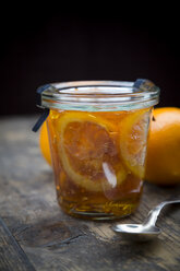 Glass of orange marmalade with orange slices - LVF000345