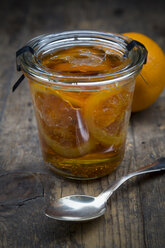 Glass of orange marmalade with orange slices - LVF000343