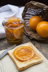 Glass of orange marmalade with orange slices and toast - LVF000342