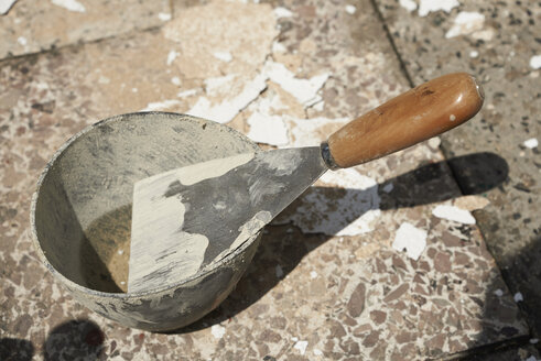 Germany, spatula in a gypsum pot - SRSF000413