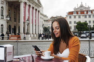 Portugal, Lisboa, Baixa, Rossio, Praca Dom Pedro IV, Teatro Nacional, junge Frau sitzt im Straßencafé - BIF000044