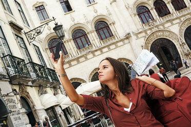 Portugal, Lisboa, Baixa, Rossio, junge Frau beim Fotografieren - BIF000051