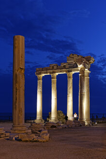 Türkei, Side, Apollo-Tempel in der Abenddämmerung - SIE004700