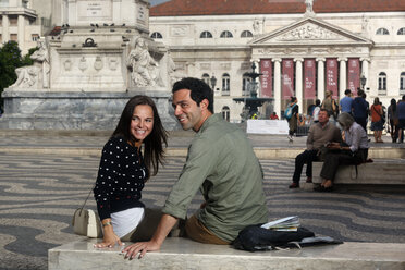 Portugal, Lisboa, Baixa, Rossio, Praca Dom Pedro IV, Teatro Nacional, lächelndes junges Paar, das sich etwas ansieht - BI000037