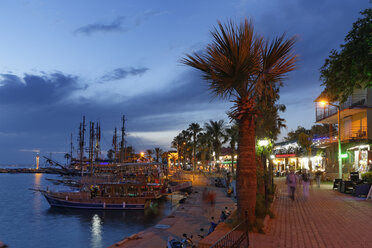 Türkei, Side, Hafen und Promenade in der Abenddämmerung - SIE004729