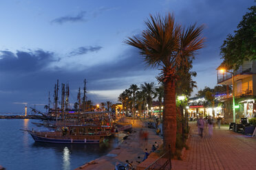 Turkey, Side, Harbor and promenade at dusk - SIE004729