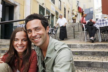 Portugal, Lisboa, Carmo, Calcada du Duque, Porträt eines jungen Paares auf einer Treppe - BIF000061