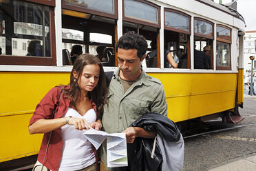 Portugal, Lisboa, Baixa, Rossio, junges Paar mit Stadtplan vor der Straßenbahn - BIF000064