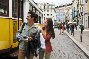 Portugal, Lisboa, Baixa, Rossio, junges Paar mit Stadtplan vor der Straßenbahn - BIF000065