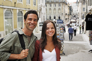 Portugal, Lisboa, Baixa, Rossio, Porträt eines jungen Paares - BIF000036