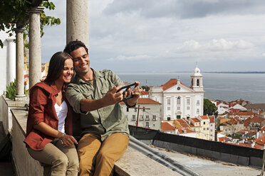 Portugal, Lisboa, Alfama, Miradouro de Santa Luzia, junges Paar, das sich selbst fotografiert - BI000035