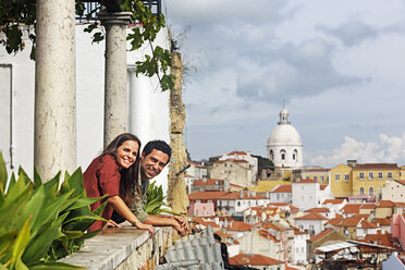 Portugal, Lisboa, Alfama, Miradouro de Santa Luzia, junges Paar mit Blick auf die Aussicht - BI000031