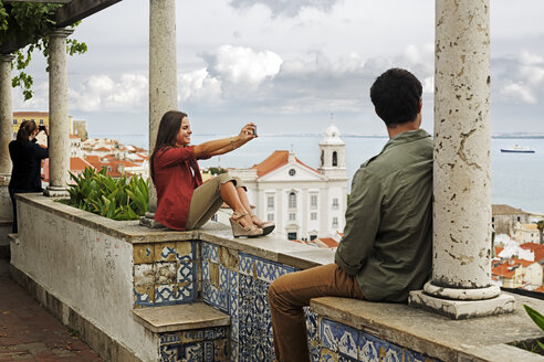 Portugal, Lisboa, Alfama, Miradouro de Santa Luzia, junges Paar mit Blick auf die Aussicht - BI000030