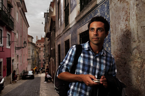 Portugal, Lisboa, Bairro Alto, junger Mann mit Mobiltelefon, lizenzfreies Stockfoto