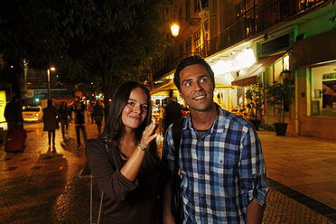 Portugal, Lisboa, Baixa, Rossio, Praca Dom Pedro IV, junges Paar auf dem Weg durch die Nacht - BIF000013