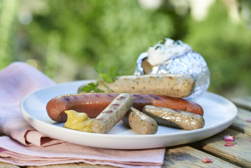 Gegrillte Würstchen und Senf auf dem Teller - SRSF000402