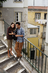 Portugal, Lisboa, Mouraria, junges Paar auf einer Treppe stehend - BIF000006