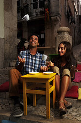 Portugal, Lisboa, Bairro Alto, junges Paar sitzt in der Abenddämmerung in einem Straßencafé - BIF000002
