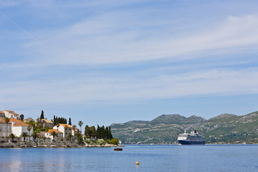 Kroatien, Dalmatien, Blick auf den Hafen von Korcula - AMF001336