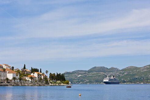 Kroatien, Dalmatien, Blick auf den Hafen von Korcula - AMF001336