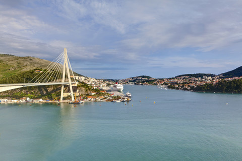 Kroatien, Dubrovnik, Blick auf die Franio Tudjman-Brücke, lizenzfreies Stockfoto