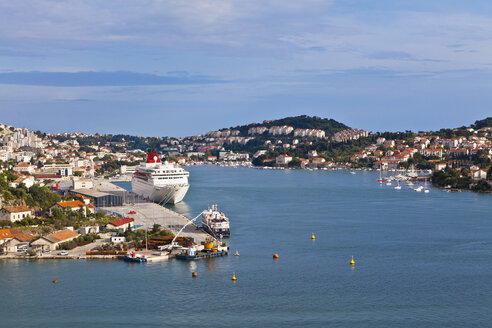 Kroatien, Dubrovnik, Blick auf den Hafen - AM001340