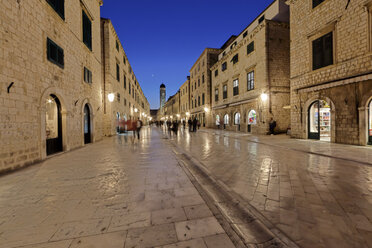 Kroatien, Dubrovnik, Blick auf die Altstadt, Stradun - AMF001321