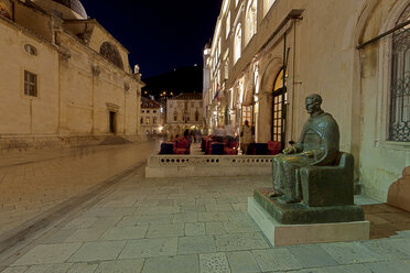 Kroatien, Dubrovnik, Blick auf die Altstadt, den Sponza Palast und das Marin Drzic Denkmal - AM001317
