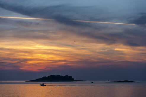 Kroatien, Vrsar, Sonnenuntergang über dem Meer mit Boot - KJF000262