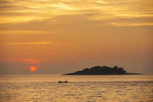 Kroatien, Vrsar, Sonnenuntergang über dem Meer mit Boot - KJF000259